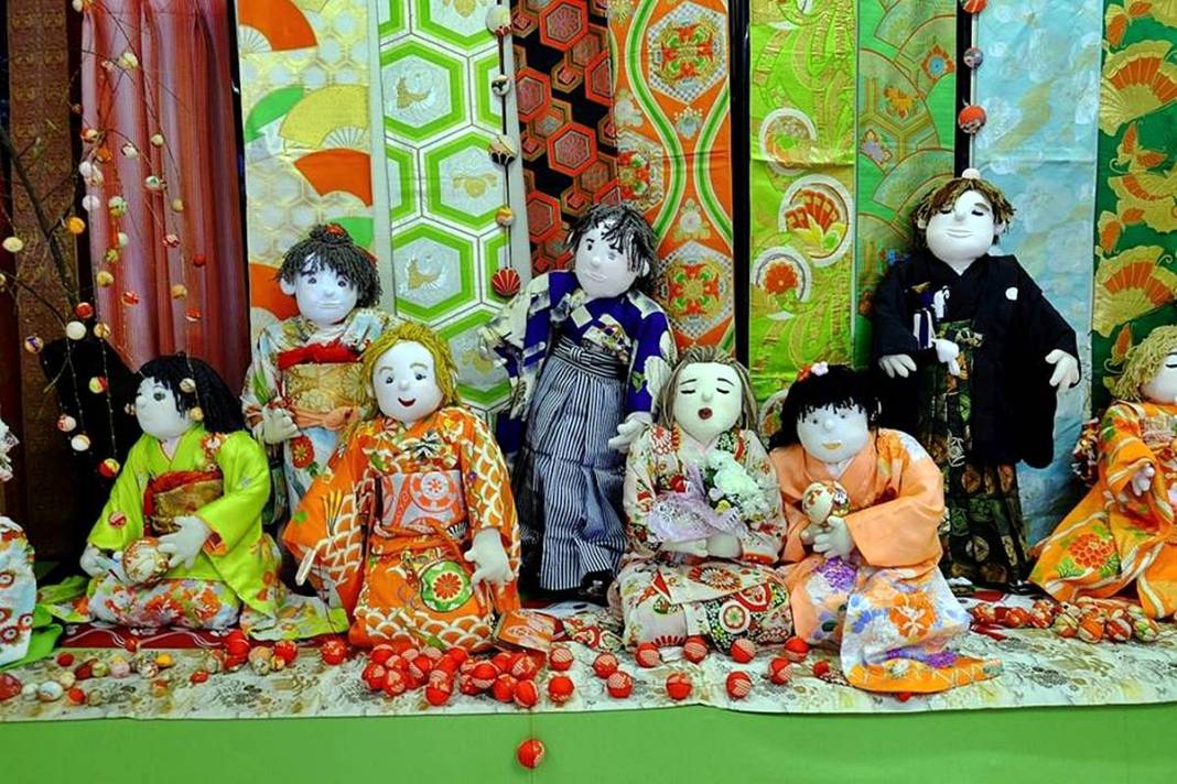 Bu köye gelenler gözlerine inanamıyor: Tüyler ürperten manzara! Hepsi yetişkin insan boyutlarında 46